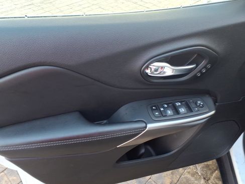 Used 2022 Jeep Cherokee Limited image 11