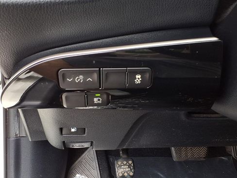 Certified 2016 Toyota Prius Three Touring FWD image 18