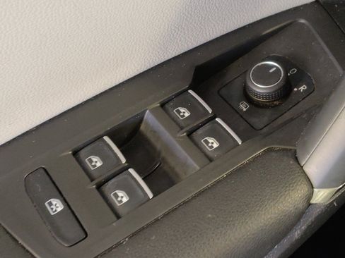 Used 2020 Volkswagen Tiguan SE image 27