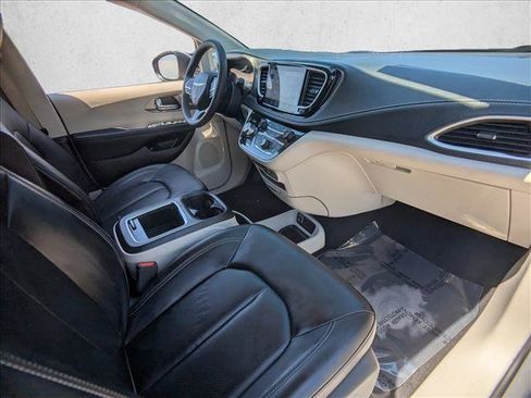 Used 2023 Chrysler Pacifica Touring-L FWD image 22