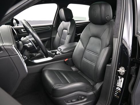 Certified 2022 Porsche Cayenne Turbo S AWD/4WD image 5