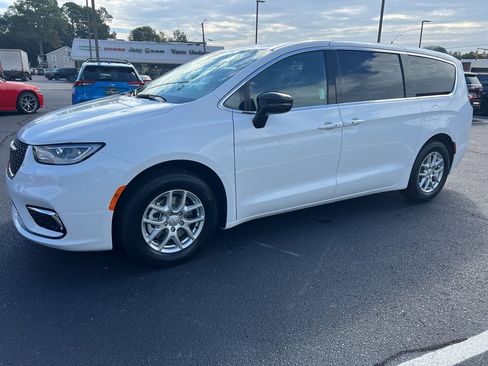 New 2026 Chrysler Pacifica Select image 15