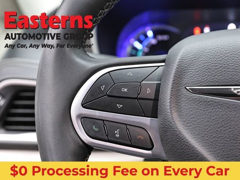 Used 2023 Chrysler Pacifica Touring-L FWD image 15