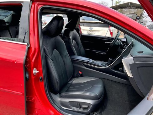 Used 2022 Toyota Avalon XLE w/ Moonroof Package image 8