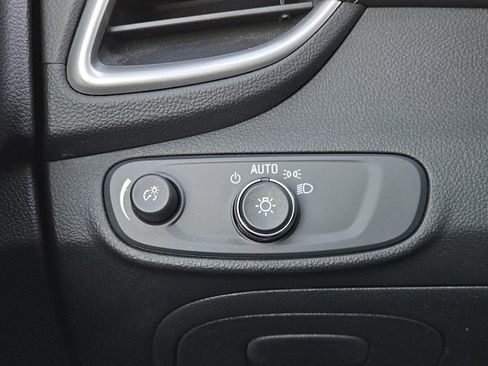 Used 2022 Chevrolet Trax LT w/ LT Convenience Package image 21