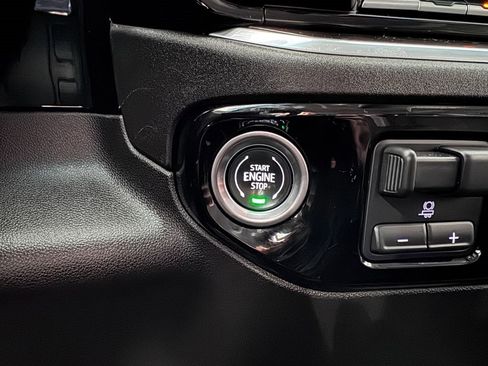 Certified 2025 GMC Sierra 1500 SLT image 24