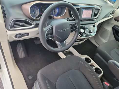 Used 2023 Chrysler Voyager LX FWD image 13