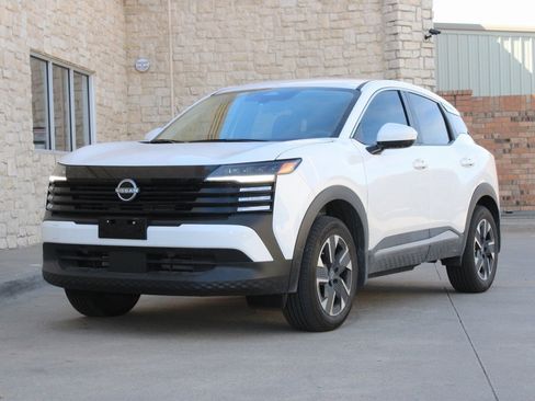 Used 2025 Nissan Kicks SV image 2