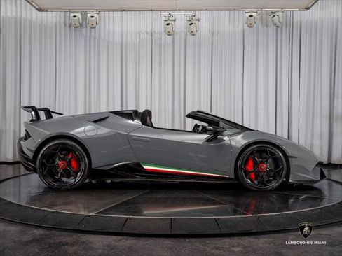 Used 2018 Lamborghini Huracan Performante AWD/4WD image 23
