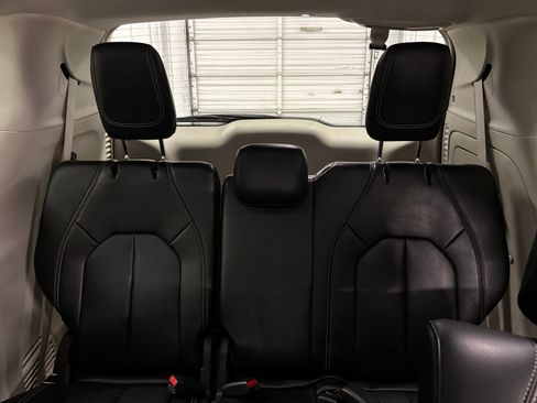 Used 2023 Chrysler Pacifica Touring-L FWD image 19