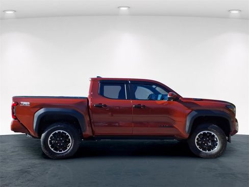 Used 2025 Toyota Tacoma TRD Off-Road w/ TRD Off Road Premium Package image 5