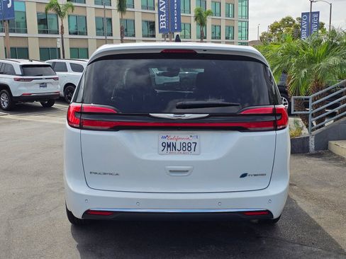 Used 2024 Chrysler Pacifica Limited FWD image 7