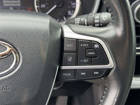 Used 2024 Toyota Highlander XLE image 12