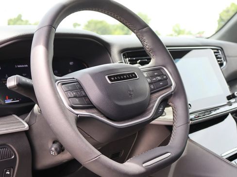 Used 2024 Jeep Wagoneer Series II w/ Flexible Seating Group AWD/4WD image 26