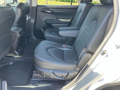Used 2023 Toyota Highlander XLE image 23