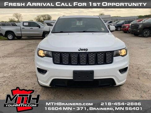 Used 2021 Jeep Grand Cherokee Laredo X AWD/4WD image 3