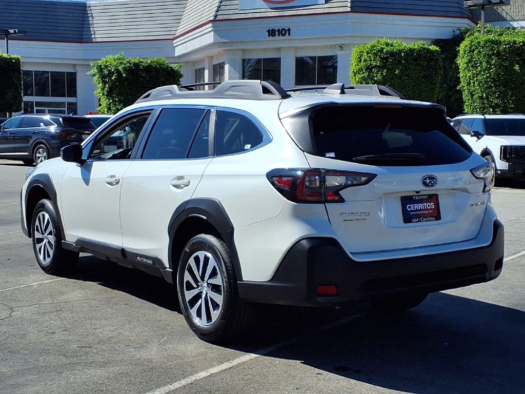Used 2024 Subaru Outback Premium AWD/4WD image 3