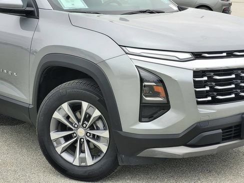 Used 2025 Chevrolet Equinox LT AWD/4WD image 3