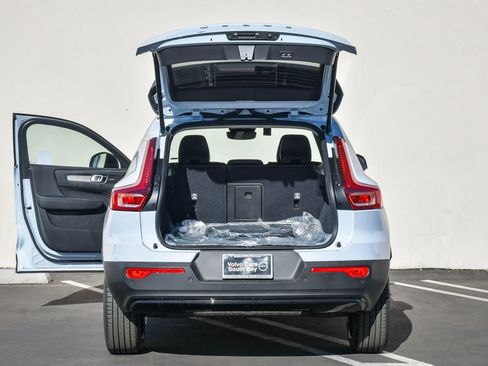 Certified 2025 Volvo XC40 B5 Ultra w/ Climate Package image 28