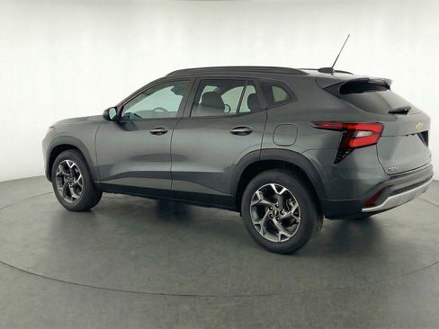 Used 2025 Chevrolet Trax LT FWD image 6