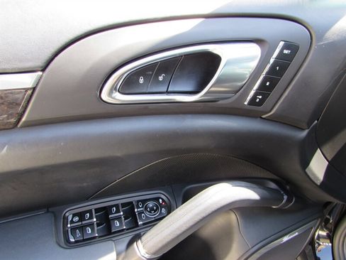 Used 2013 Porsche Cayenne Turbo AWD/4WD image 22