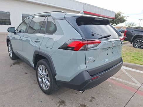 Used 2022 Toyota RAV4 XLE Premium image 4