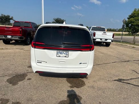 Used 2021 Chrysler Pacifica Limited w/ Uconnect Theater Family Group FWD image 7