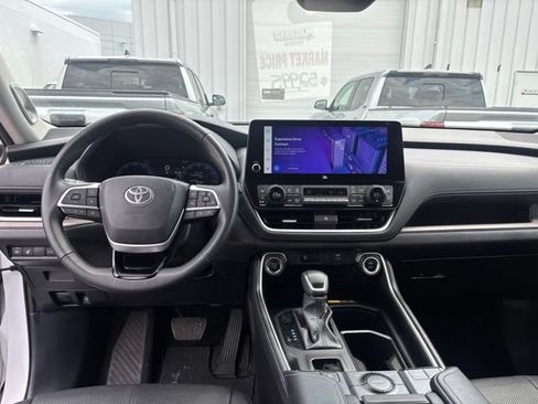 Used 2025 Toyota Grand Highlander AWD image 17