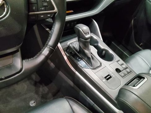 Used 2023 Toyota Highlander XLE FWD image 17