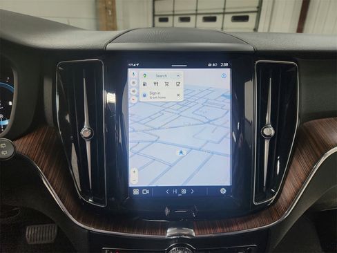 Used 2023 Volvo XC60 B5 Plus image 29