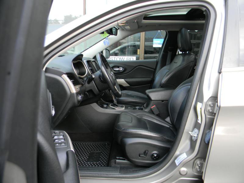 Used 2017 Jeep Cherokee Latitude w/ Comfort/Convenience Group AWD/4WD image 11