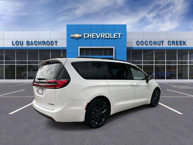 Used 2025 Chrysler Pacifica Limited FWD image 8