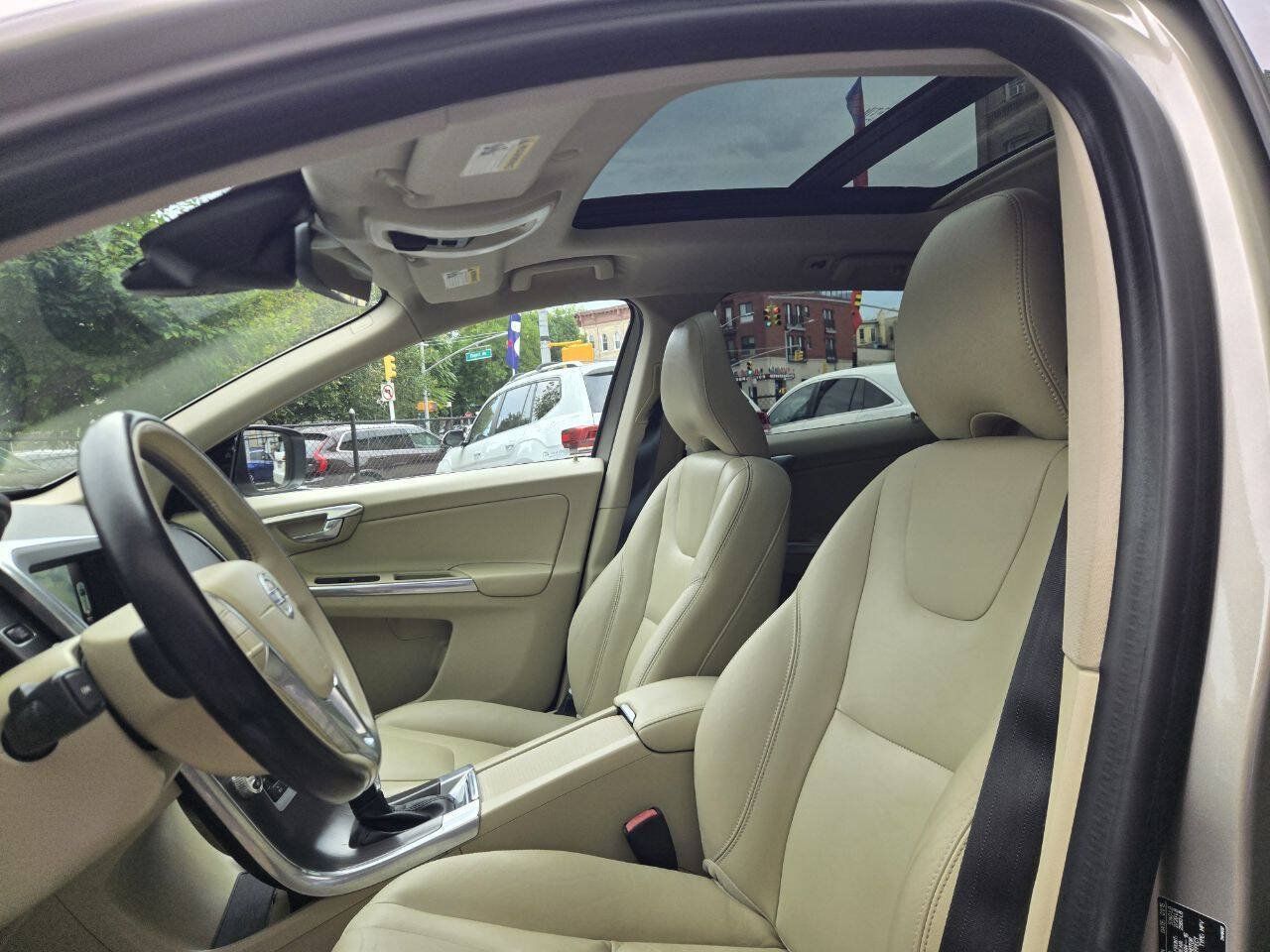 Used 2015 Volvo XC60 T5 Premier w/ Proximity Package FWD image 9