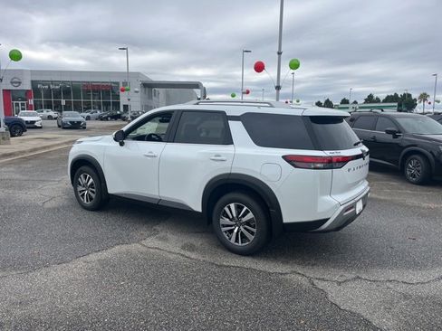 New 2025 Nissan Pathfinder SL image 4