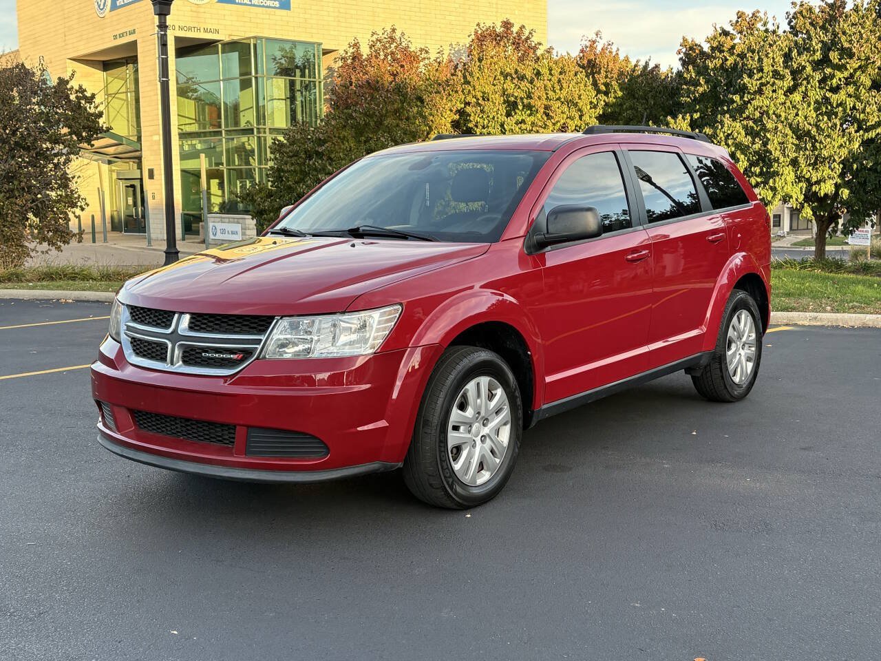 Used 2020 Dodge Journey SE FWD image 1