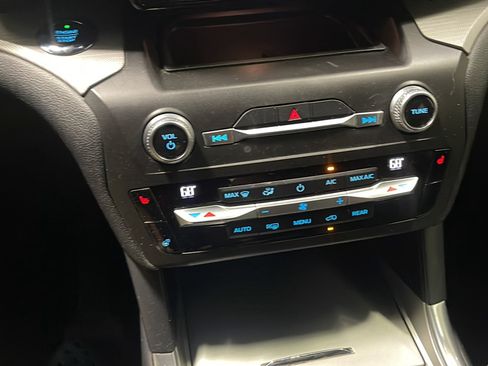 Used 2020 Ford Explorer XLT w/ Equipment Group 202A AWD/4WD image 10