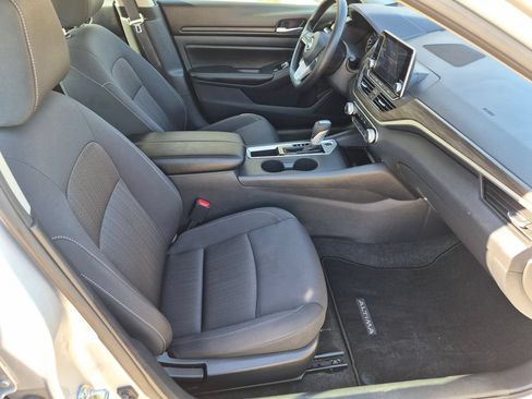 Used 2025 Nissan Altima 2.5 SV FWD image 30