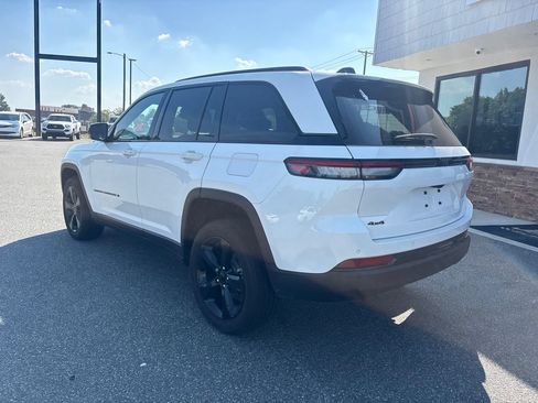 Used 2023 Jeep Grand Cherokee Altitude AWD/4WD image 6