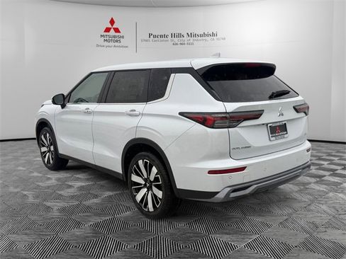 New 2026 Mitsubishi Outlander SE image 7