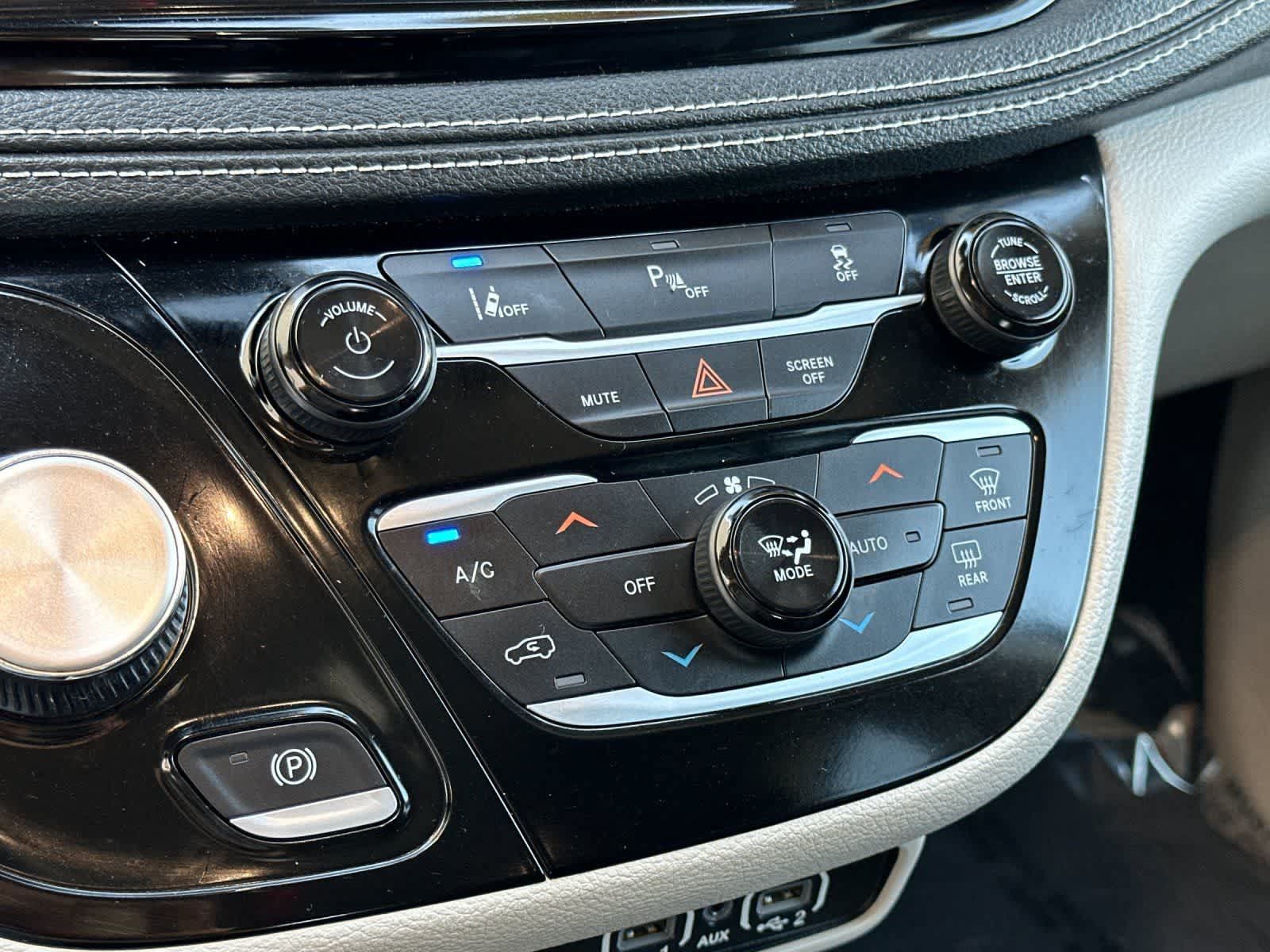 Used 2023 Chrysler Pacifica Touring-L FWD image 22