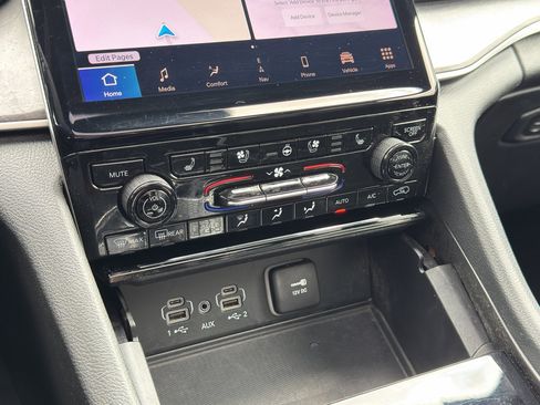 Used 2024 Jeep Grand Cherokee Limited w/ Luxury Tech Group II image 23