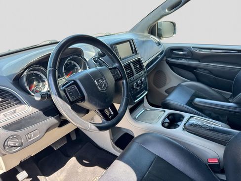 Used 2017 Dodge Grand Caravan SXT FWD image 2