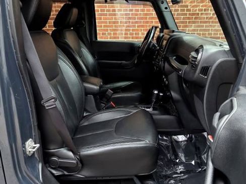 Used 2017 Jeep Wrangler Unlimited Sahara AWD/4WD image 11