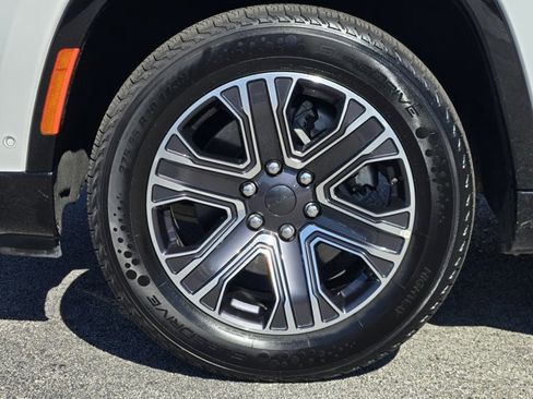 Used 2024 Jeep Wagoneer L Series II w/ Flexible Seating Group image 9