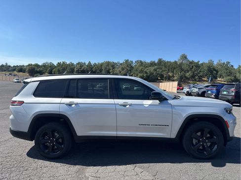 Used 2024 Jeep Grand Cherokee L Limited w/ Black Appearance Package AWD/4WD image 4