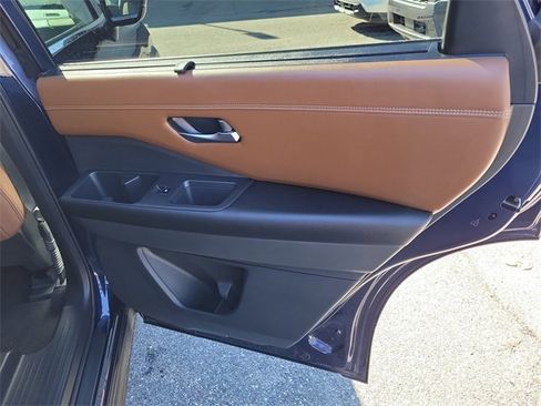 Used 2023 Nissan Pathfinder Platinum image 33