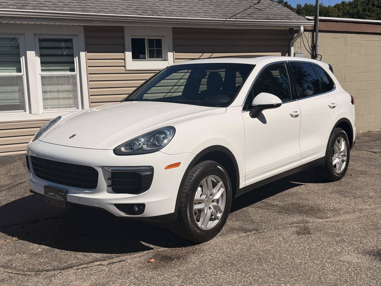 Used 2016 Porsche Cayenne w/ Premium Package AWD/4WD image 2