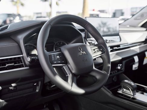 New 2025 Mitsubishi Outlander SE image 22