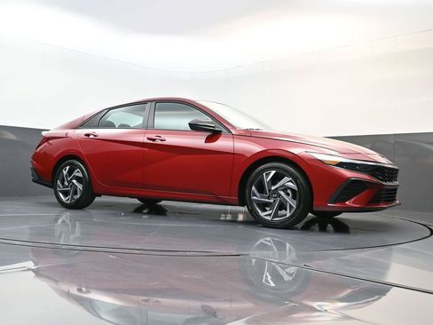 Certified 2025 Hyundai Elantra SEL image 21