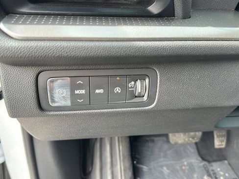 Used 2024 Chevrolet Traverse LT AWD/4WD image 21